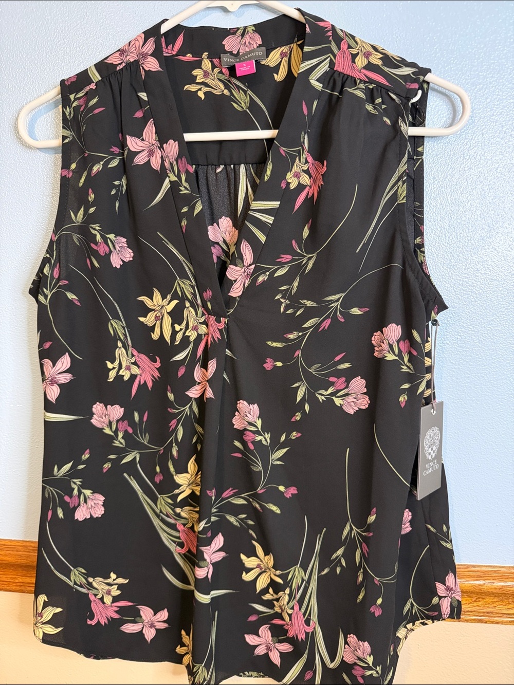 NWT Vince Camuto Black Floral Sleeveless V-Neck Blouse Small